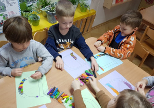 Dzieci ozdabiają literę kolorową plasteliną